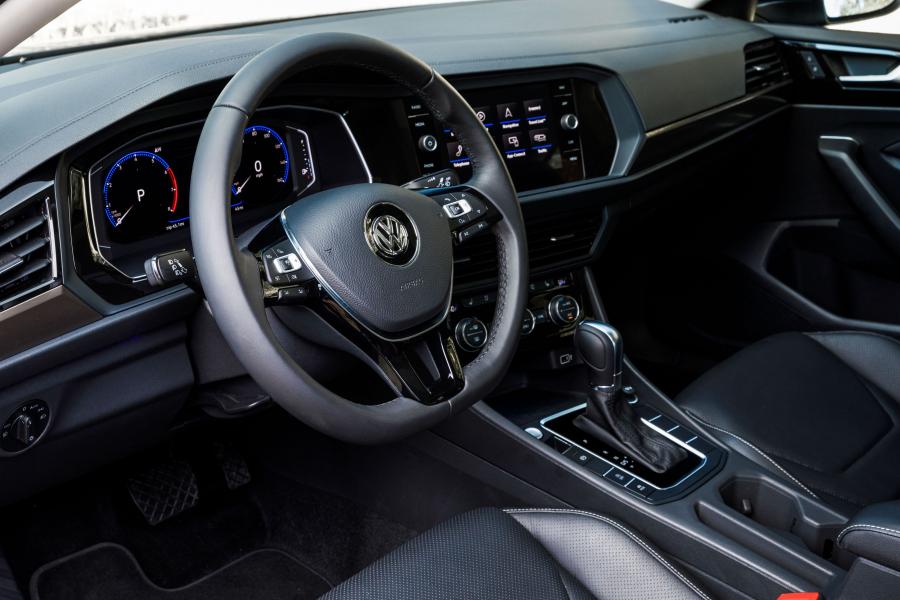Интерьер Volkswagen Jetta SEL Premium 2018 года  (NA) (фото 23 из 40)